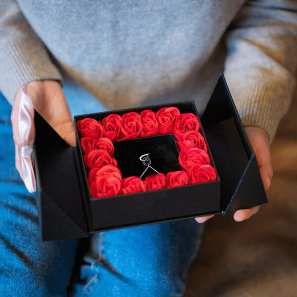 Caixa com 16 Rosas + Colar Eu te amo" em 100 idiomas [PROMOÇÃO DIA DAS MÃES] - Imagem 3