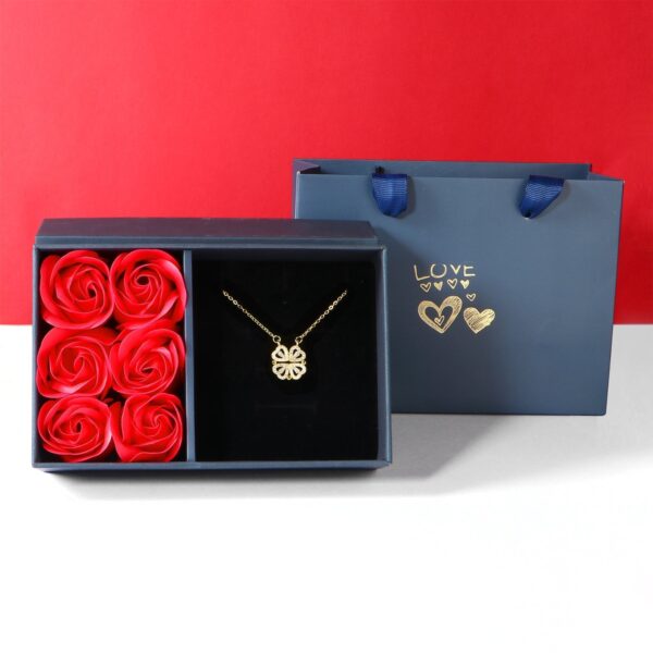 Colar Trevo Pedra de Zircônia + Caixa com 6 Rosas + Brinde Especial - Imagem 2
