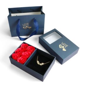 Colar Trevo Pedra de Zircônia + Caixa com 6 Rosas + Brinde Especial